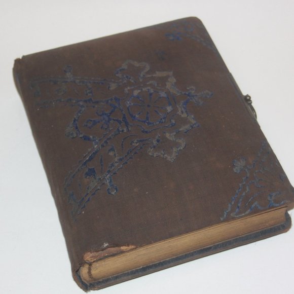 1800s Antique Victorian Velvet Photo Album 30 Cabinet Cards & 16 Photos